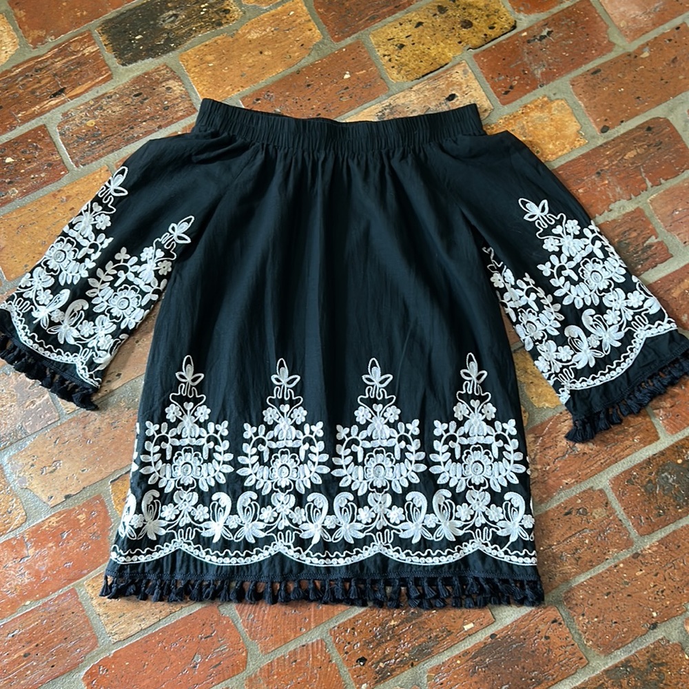 Calessa off the shoulder embroidered tunic top szS